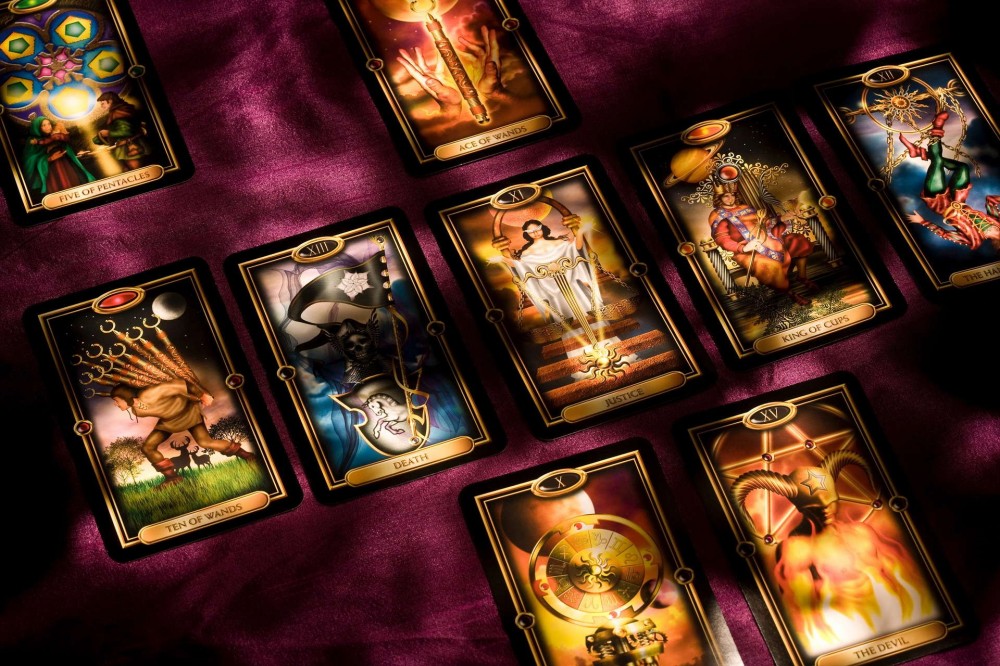 Mitä tarot-kortit ovat ja miten ne toimivat?